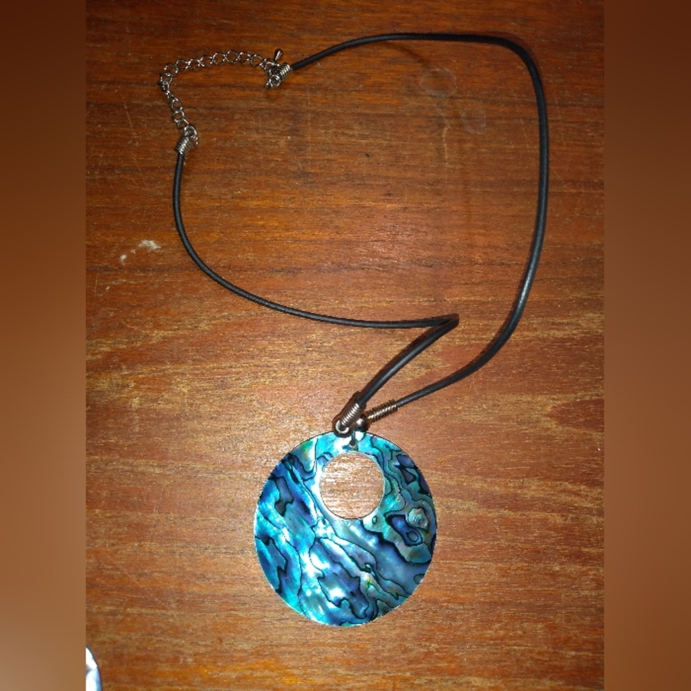 Stunning Vintage Necklace with Blue Abalone Colour Pendant & Matching Ea… - Picture 2 of 7